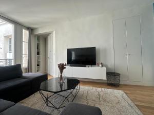 Saint-Honore - Luxury apartment 1 BR TV 또는 엔터테인먼트 센터