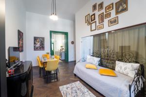 Un pat sau paturi într-o cameră la Noble 5 star House in Unirii plaza