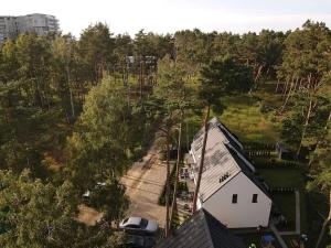 una vista aérea de una casa blanca y una carretera en La Brisa Apartments, en Dziwnówek