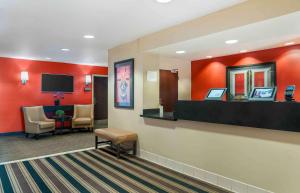 TV tai viihdekeskus majoituspaikassa Extended Stay America Select Suites - Grand Rapids - Kentwood