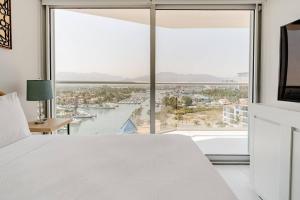 Nuevo departamento Marina, Espectaculares vistas في بويرتو فايارتا: غرفة نوم مع نافذة كبيرة تطل على ميناء