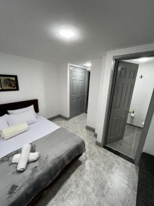 - une chambre avec un lit et un grand miroir dans l'établissement Hotel Armenia Lions, à Armenia