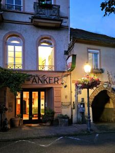 un edificio con un cartello con un marchio di fabbrica sul lato di Bismarck-Suite a Rüdesheim am Rhein