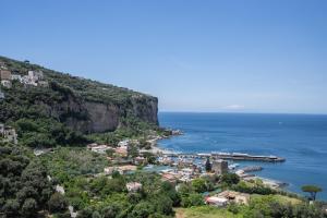 una città su una collina vicino all'oceano di Hotel Mary a Vico Equense