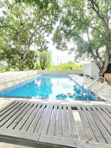 Swimming pool sa o malapit sa Sukh Villas - Best Budget villa in Karjat