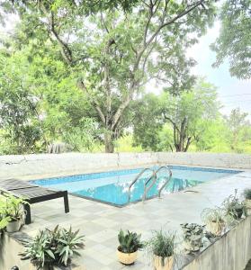 Swimming pool sa o malapit sa Sukh Villas - Best Budget villa in Karjat