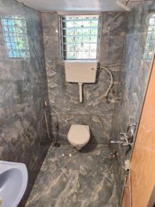 Bathroom sa Sukh Villas - Best Budget villa in Karjat