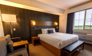 Executive Residency by Best Western Calgary City View North tesisinde bir odada yatak veya yataklar