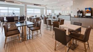 Executive Residency by Best Western Calgary City View North tesisinde bir restoran veya yemek mekanı