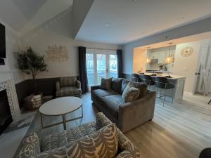 un soggiorno con divano e tavolo di Newly Renovated Loft Villa at Norwich Spa with amenities, 3 minutes to Mohegan a Norwich