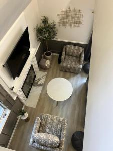 vista sul soffitto di un soggiorno con tavolo e sedie di Newly Renovated Loft Villa at Norwich Spa with amenities, 3 minutes to Mohegan a Norwich