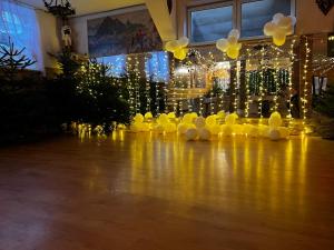 un gruppo di palloncini gialli seduti in una stanza con luci di Kompleks Wypoczynkowy Harnaś II a Kościelisko