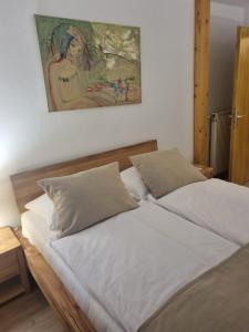 Una cama o camas en una habitación de Art Hotel Kristal