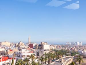 - une vue sur une ville avec des palmiers et des bâtiments dans l'établissement Kaan Casablanca, à Casablanca