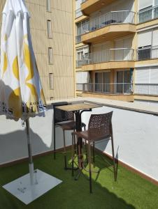 un tavolo e sedie sul balcone di un edificio di Hotel Venteo a Platja  d'Aro