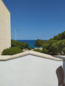 vista sull'oceano dalla parte superiore di un edificio di Hotel Venteo a Platja  d'Aro