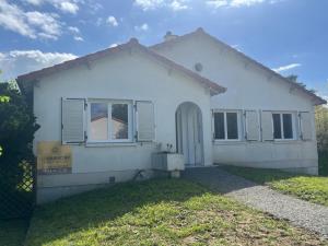 ein weißes Haus mit einer Tür und einem Fenster in der Unterkunft Logis de Bois Vert in Bressuire