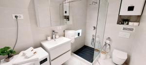 y baño con ducha, lavabo y aseo. en Apartman Family, en Crikvenica