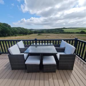 d'une terrasse avec une table et des chaises. dans l'établissement 014b Medina Rise Thorness Bay, à Porchfield