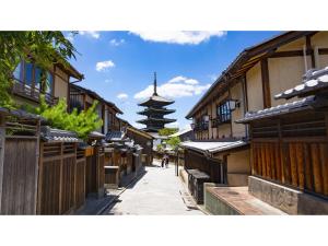 un vicolo con edifici e una pagoda sullo sfondo di Takatsuki W&M Hotel - Vacation STAY 48538v a Takatsuki