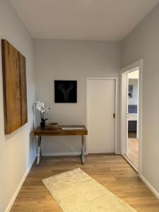 a living room with a table and a door at COZY, neue 3 Zimmer Ferienwohnung Goslar Altstadt in Goslar