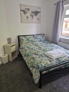 una camera da letto con un letto e una mappa sul muro di 3 bed house - all amenities - Middleton a Middleton