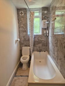 bagno con vasca, servizi igienici e finestra di 3 bed house - all amenities - Middleton a Middleton