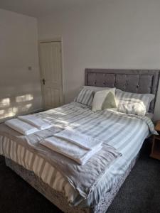 un letto con tre asciugamani sopra di 3 bed house - all amenities - Middleton a Middleton