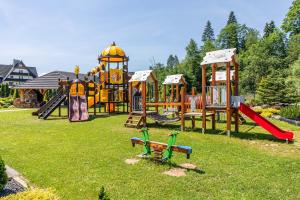 um parque com parque infantil com escorrega em Aparthotel Diamond SPA Family em Białka Tatrzanska