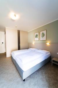 a bedroom with a large white bed in it at motel22 Parkplatz inklusive in Vienna