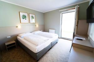 a bedroom with a large bed and a large window at motel22 Parkplatz inklusive in Vienna