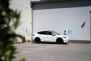 a white car parked in a parking lot at motel22 Parkplatz inklusive in Vienna