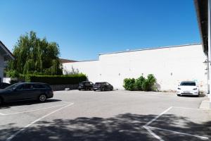 a parking lot with cars parked in front of a building at motel22 Parkplatz inklusive in Vienna