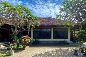 En trädgård utanför Raja Asri Guest House Sanur Mitra RedDoorz