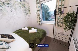 Cama ou camas em um quarto em Modern 4-Bed House, Free Parking & WiFi in Swinton