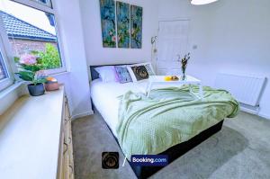 Cama ou camas em um quarto em Modern 4-Bed House, Free Parking & WiFi in Swinton