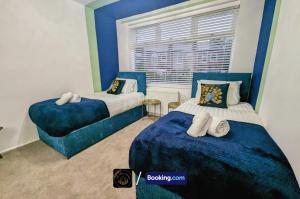 Cama ou camas em um quarto em Modern 4-Bed House, Free Parking & WiFi in Swinton