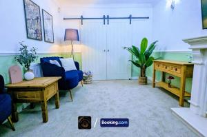 Area tempat duduk di Modern 4-Bed House, Free Parking & WiFi in Swinton