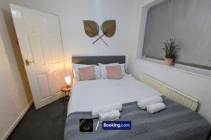 מיטה או מיטות בחדר ב-Cosy 3-Bed Home, Free Parking & WiFi