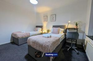 מיטה או מיטות בחדר ב-Cosy 3-Bed Home, Free Parking & WiFi