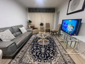 Televizors / izklaižu centrs naktsmītnē ADELAIDE CBD APARTMENT - 3BR, 2BATH & CARPARK