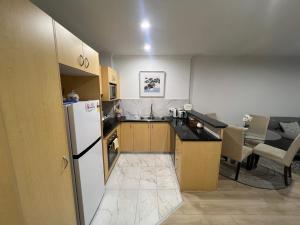 Virtuve vai virtuves zona naktsmītnē ADELAIDE CBD APARTMENT - 3BR, 2BATH & CARPARK