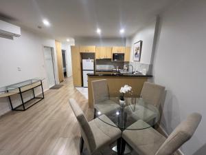 Virtuve vai virtuves zona naktsmītnē ADELAIDE CBD APARTMENT - 3BR, 2BATH & CARPARK