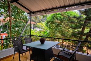 une table bleue et des chaises sur un balcon dans l'établissement Lifestyle villa, à Candolim