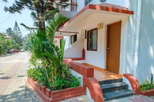 une maison avec un escalier à côté d'une rue dans l'établissement Lifestyle villa, à Candolim