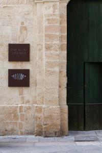 um edifício com duas placas na lateral em Palazzo Zimara Boutique Hotel em Lecce