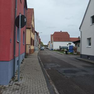 uma rua vazia com edifícios e um sinal de stop em Naturfreunde Speyer 2P, altrheinnahe, hundefreundlich em Römerberg