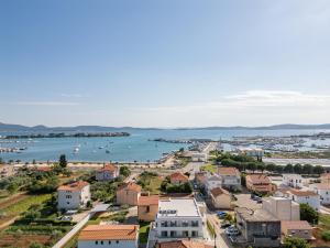 une vue aérienne sur une ville avec un port dans l'établissement Rooms & Apartments Niko, à Sukošan