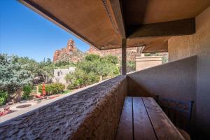 een houten bank aan een muur met uitzicht op een berg bij Adobe Village Studio Suite- Sundance condo in Sedona