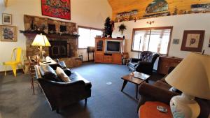 sala de estar con sofás, chimenea y TV en Birds and Bears Retreat - On The River - Pet Friendly - WiFi - Satellite - Washer - Dryer - Large Deck - Grill - Fenced In Yard, en Red River